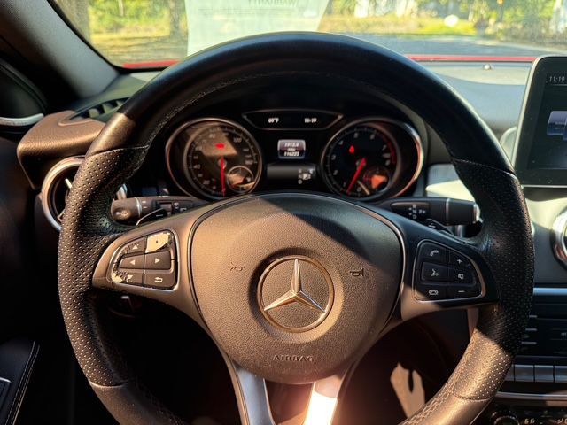 Photo 13 of this MERCEDES-BENZ GLA