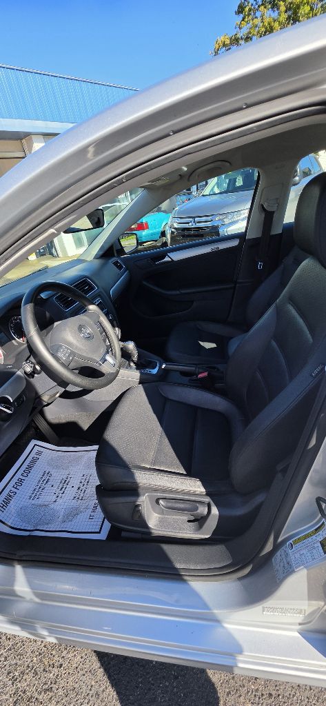 Photo 5 of this VOLKSWAGEN JETTA