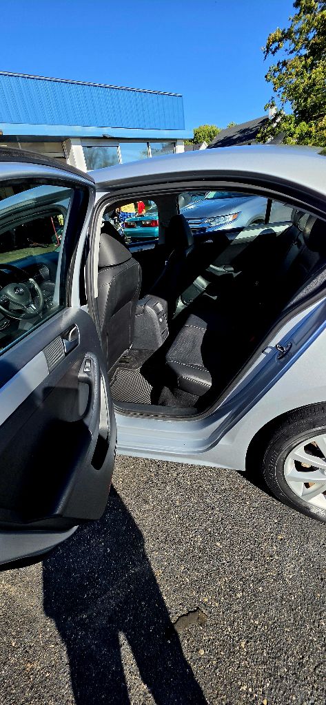 Photo 8 of this VOLKSWAGEN JETTA