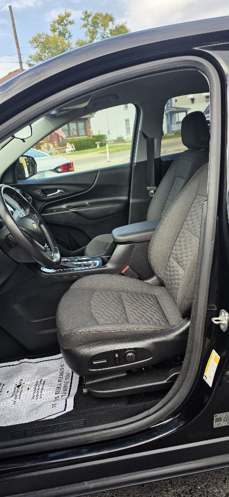 Photo 10 of this CHEVROLET EQUINOX