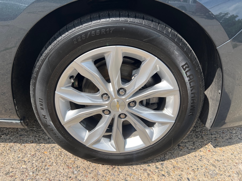 Photo 12 of this CHEVROLET MALIBU