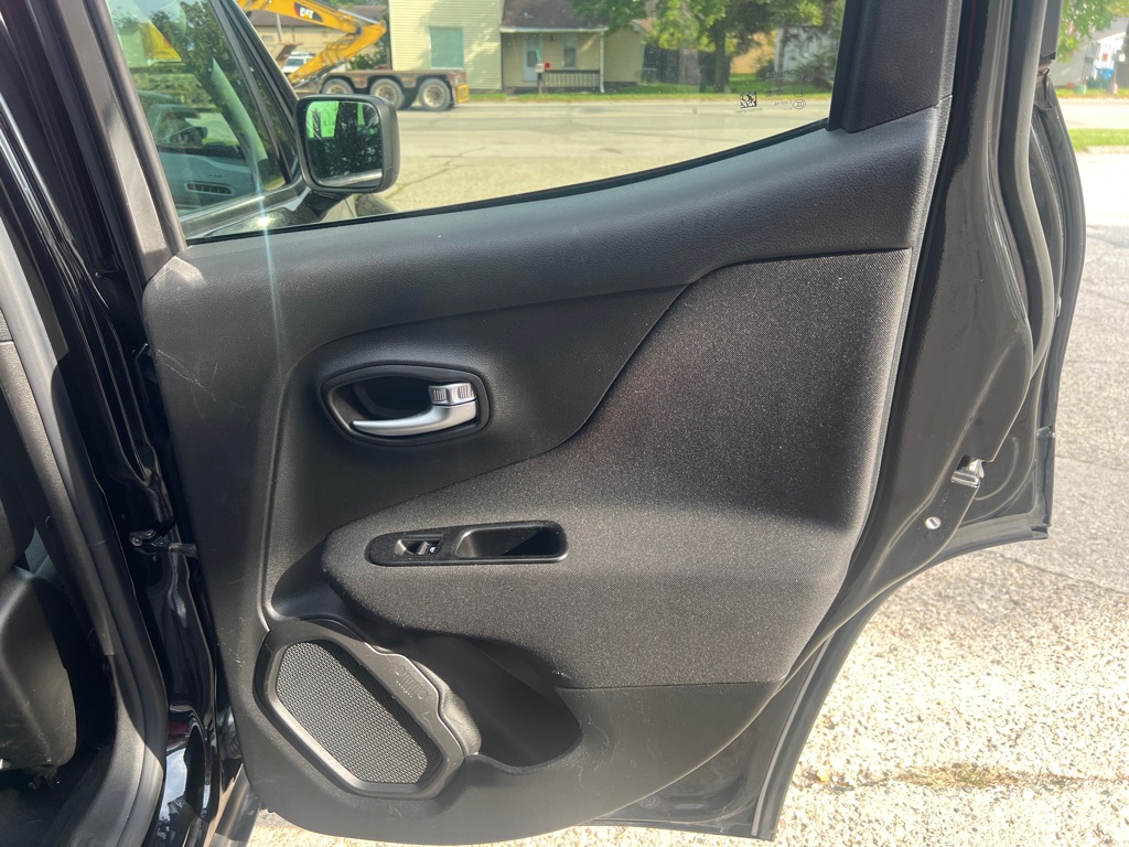 Photo 20 of this JEEP RENEGADE