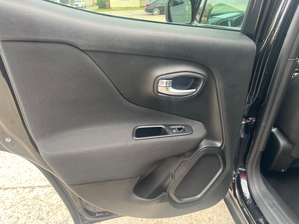 Photo 17 of this JEEP RENEGADE