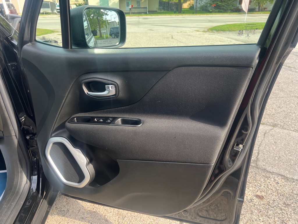 Photo 22 of this JEEP RENEGADE