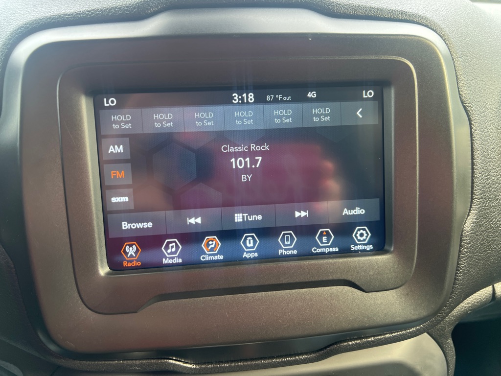 Photo 32 of this JEEP RENEGADE