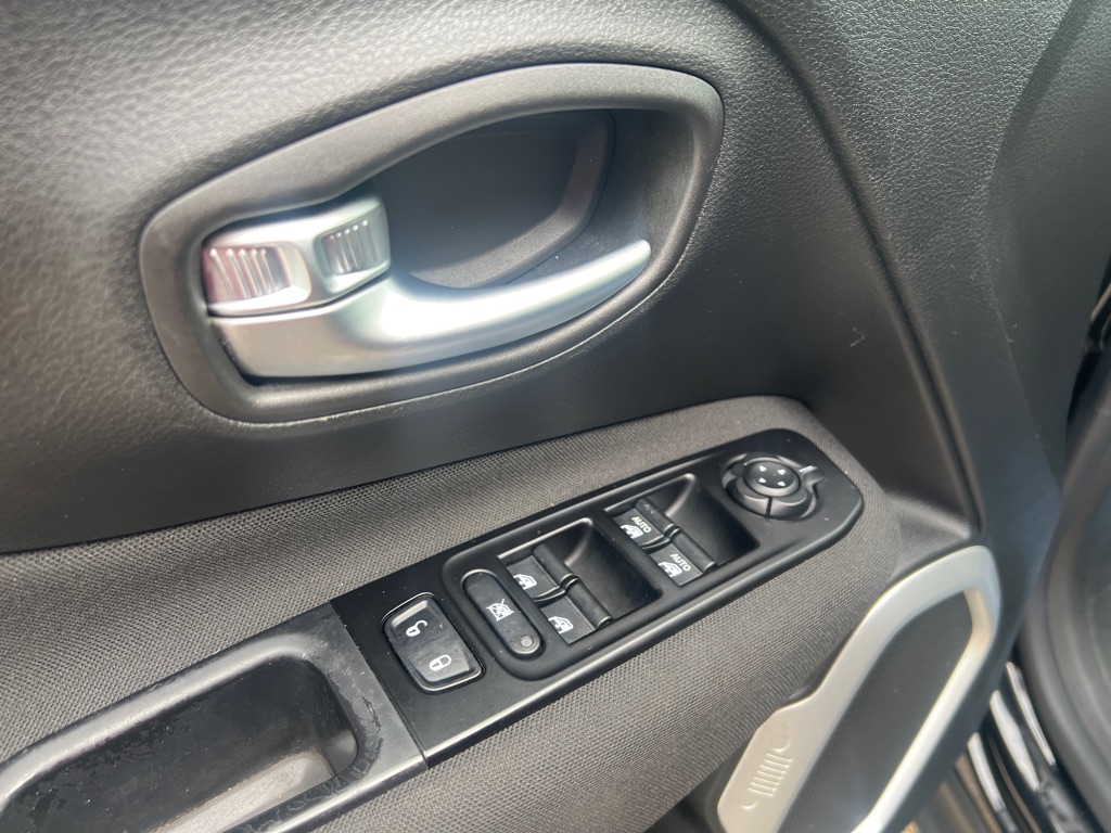 Photo 25 of this JEEP RENEGADE