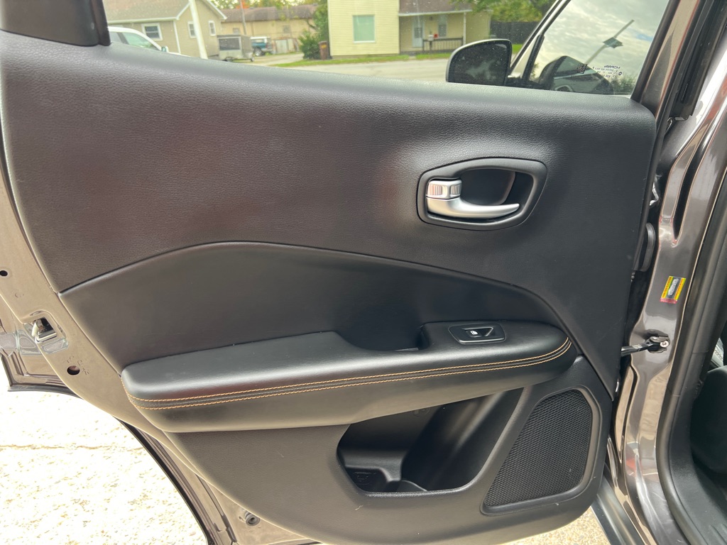 Photo 31 of this JEEP COMPASS