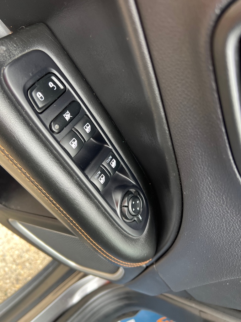 Photo 40 of this JEEP COMPASS