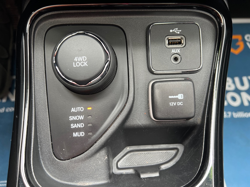 Photo 54 of this JEEP COMPASS