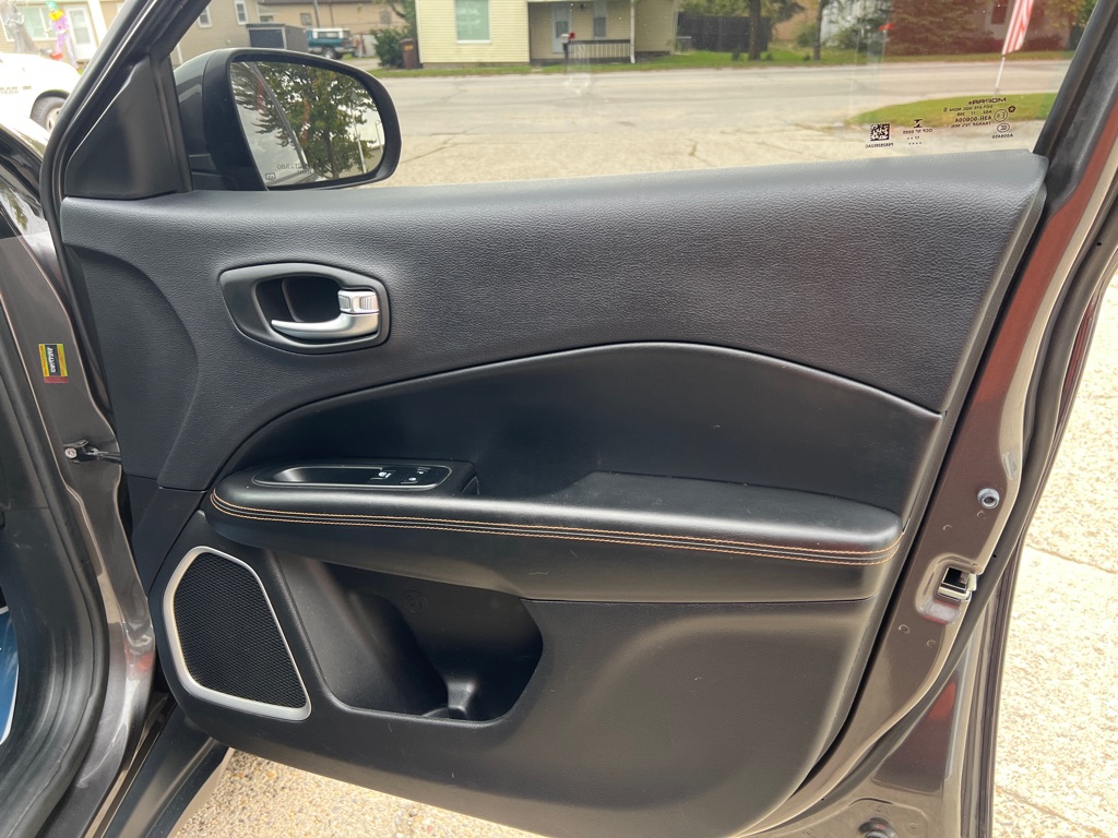 Photo 37 of this JEEP COMPASS