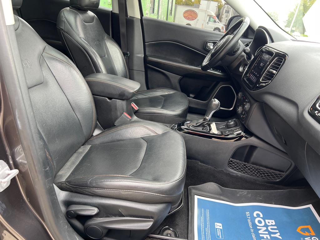 Photo 38 of this JEEP COMPASS