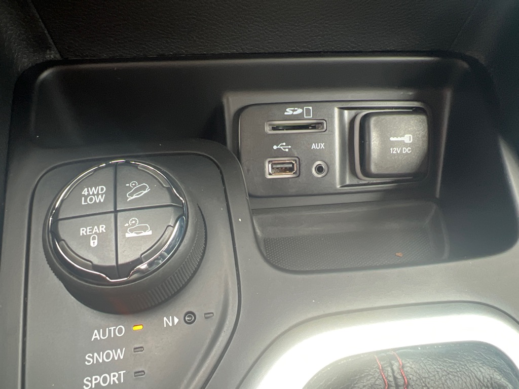 Photo 38 of this JEEP CHEROKEE