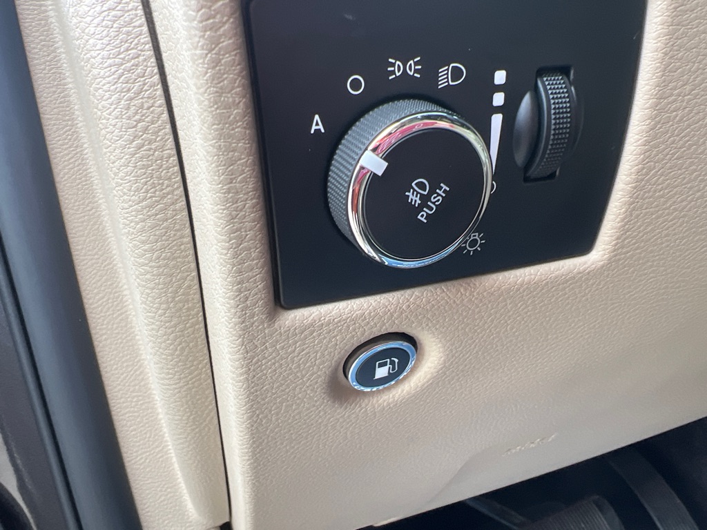 Photo 35 of this JEEP GRAND CHEROKEE