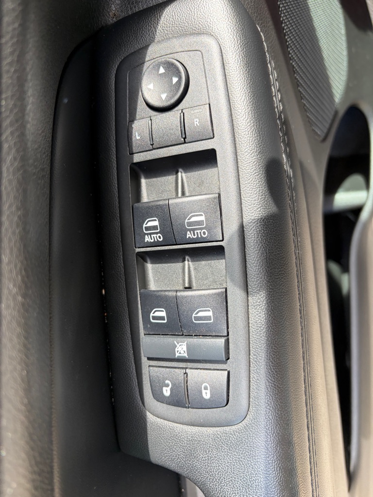 Photo 38 of this JEEP GRAND CHEROKEE