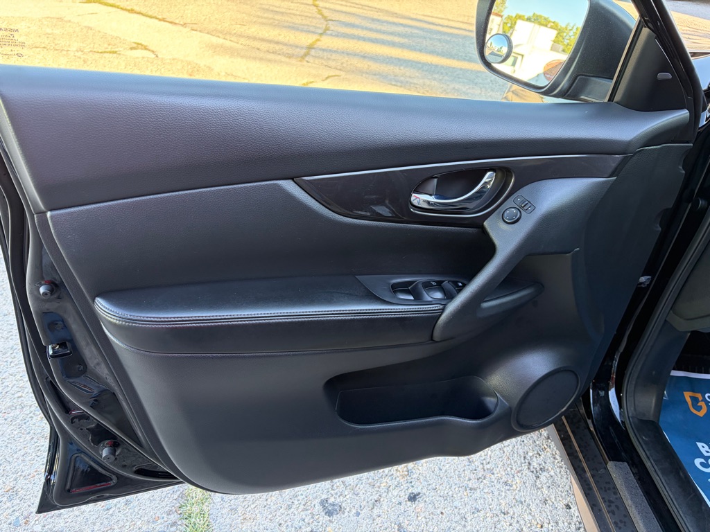 Photo 14 of this NISSAN ROGUE