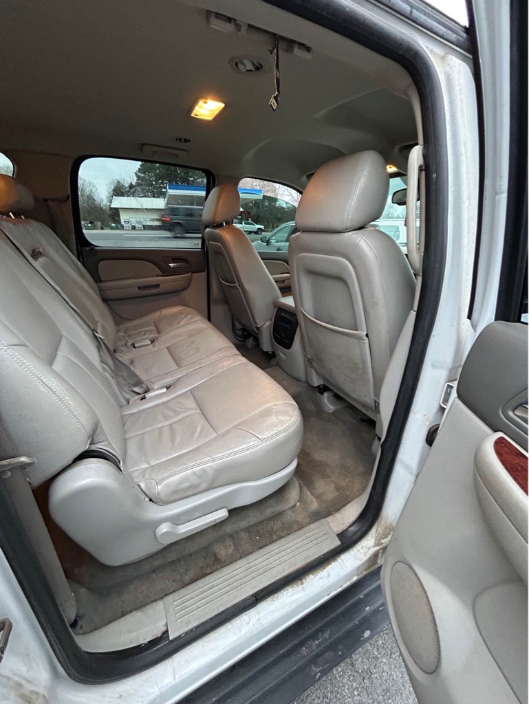 Photo 7 of this CHEVROLET SUBURBAN