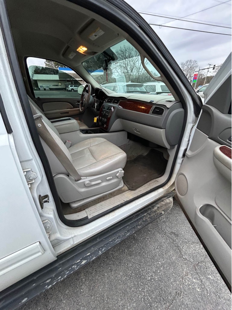 Photo 8 of this CHEVROLET SUBURBAN