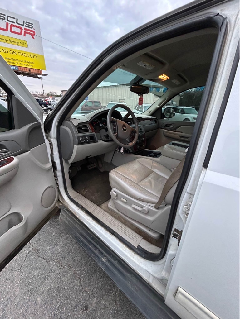Photo 5 of this CHEVROLET SUBURBAN