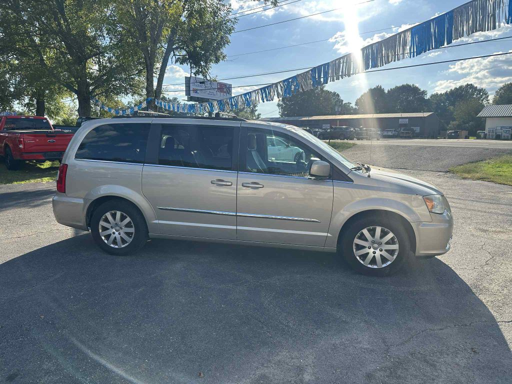Photo 4 of this CHRYSLER TOWN & COUNTRY
