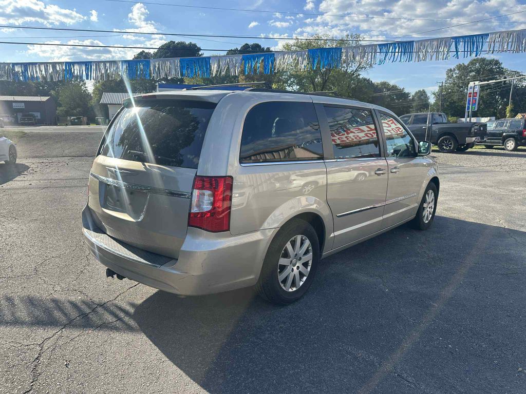 Photo 5 of this CHRYSLER TOWN & COUNTRY