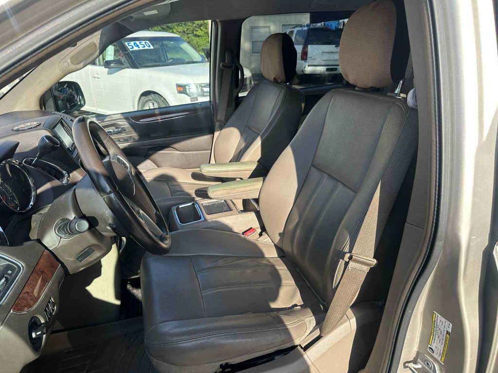 Photo 9 of this CHRYSLER TOWN & COUNTRY