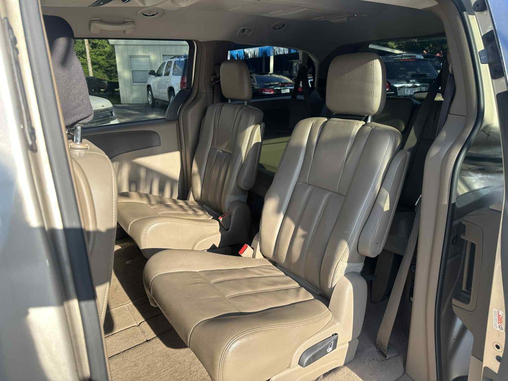 Photo 10 of this CHRYSLER TOWN & COUNTRY