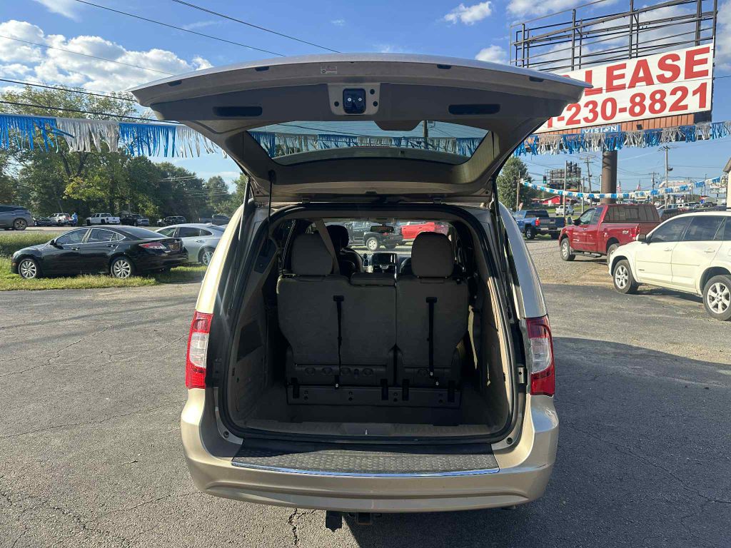 Photo 12 of this CHRYSLER TOWN & COUNTRY