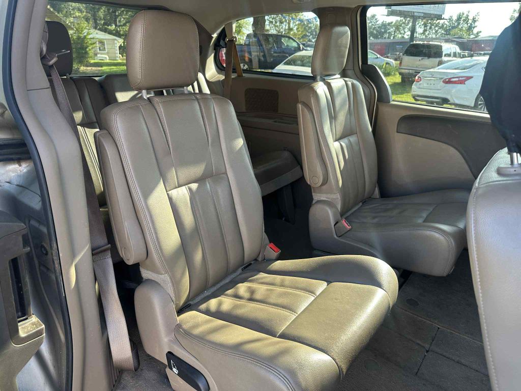 Photo 13 of this CHRYSLER TOWN & COUNTRY