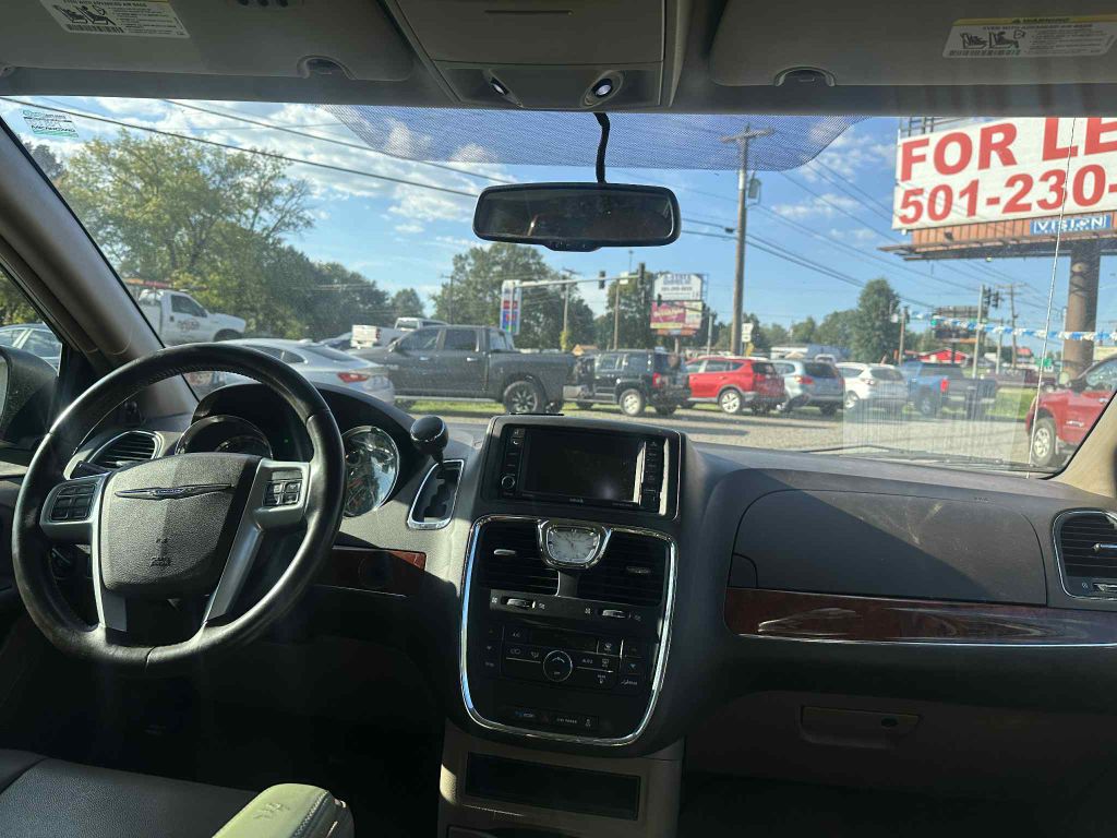 Photo 14 of this CHRYSLER TOWN & COUNTRY