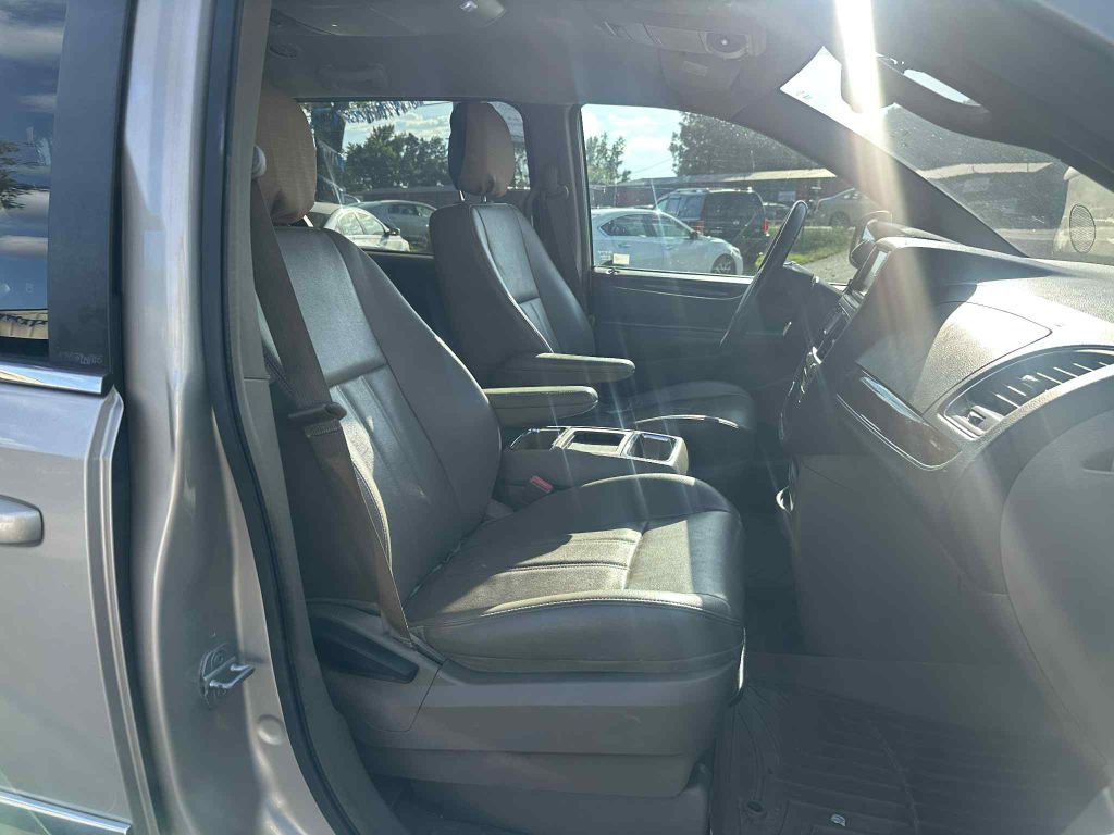 Photo 15 of this CHRYSLER TOWN & COUNTRY