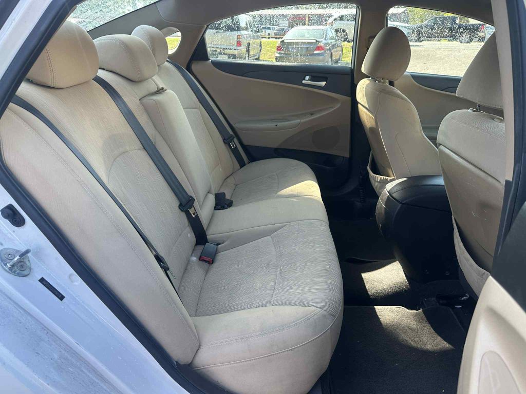 Photo 11 of this HYUNDAI SONATA