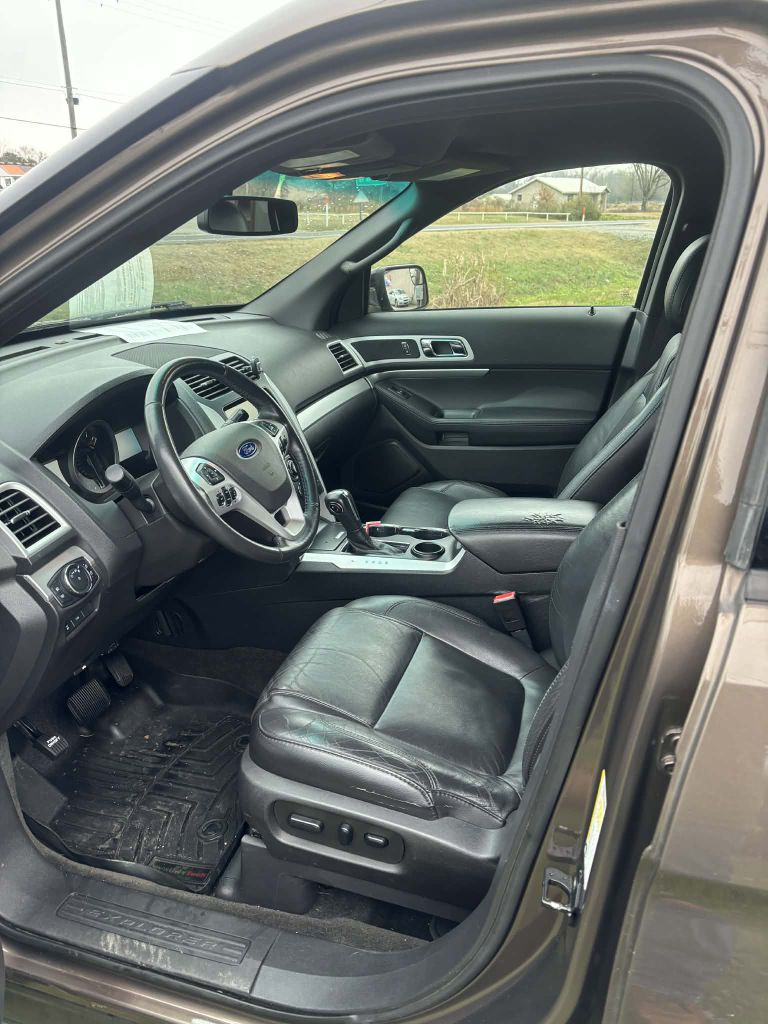 Photo 7 of this FORD EXPLORER
