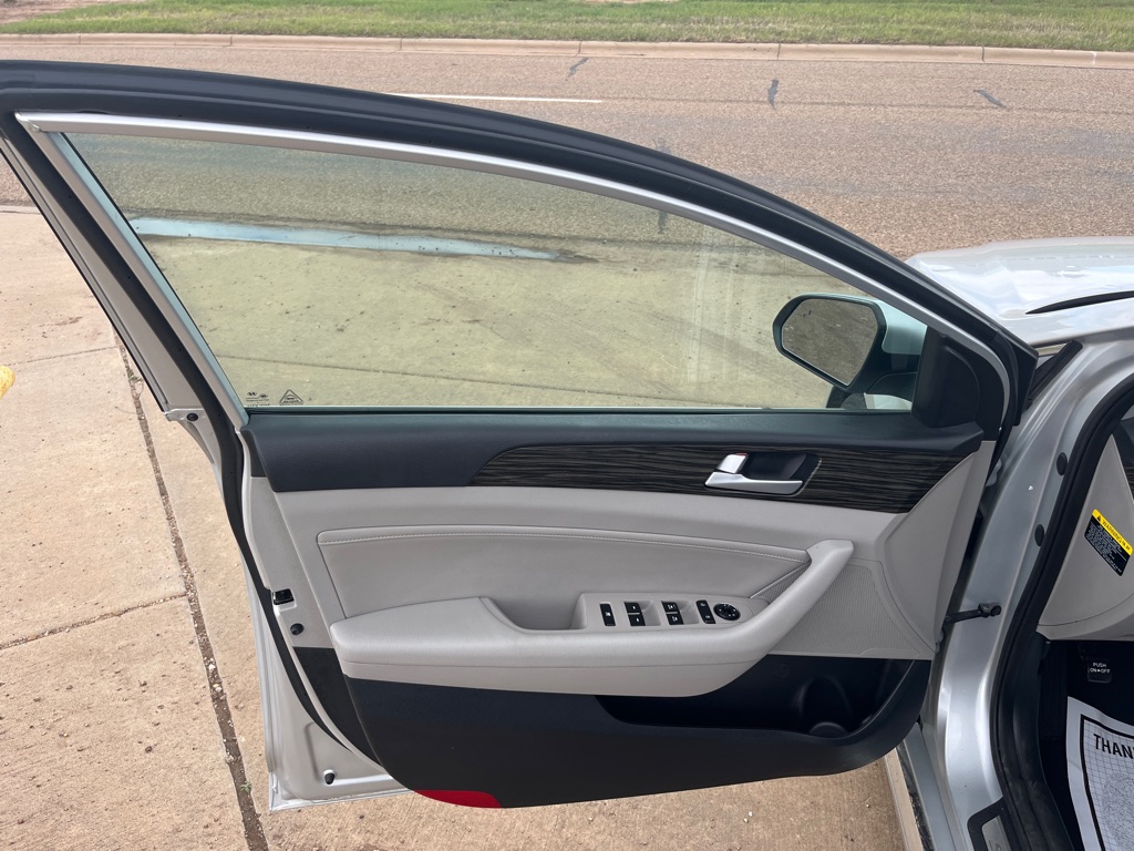 Photo 5 of this HYUNDAI SONATA