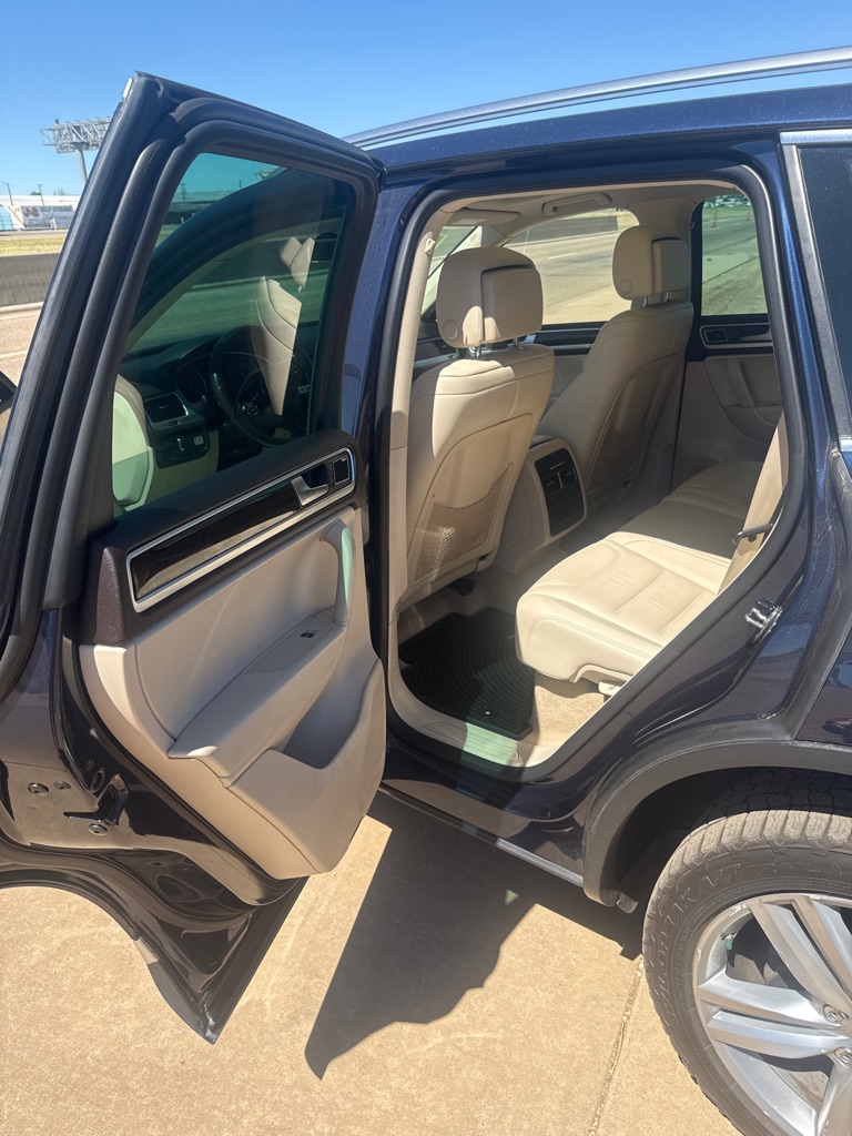 Photo 4 of this VOLKSWAGEN TOUAREG