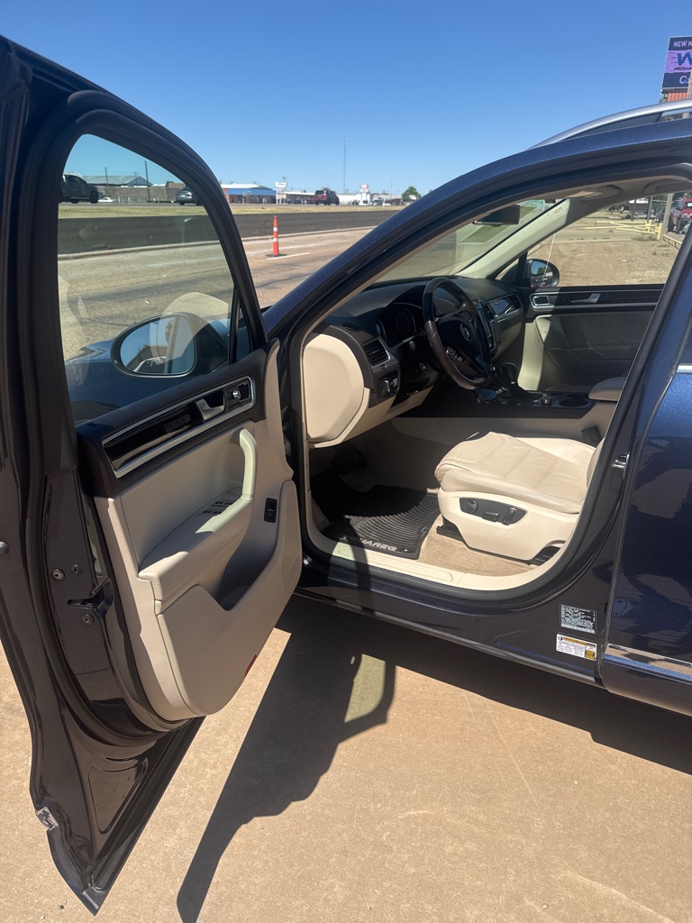 Photo 3 of this VOLKSWAGEN TOUAREG