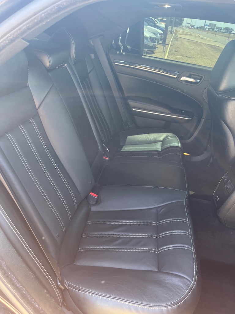 Photo 7 of this CHRYSLER 300