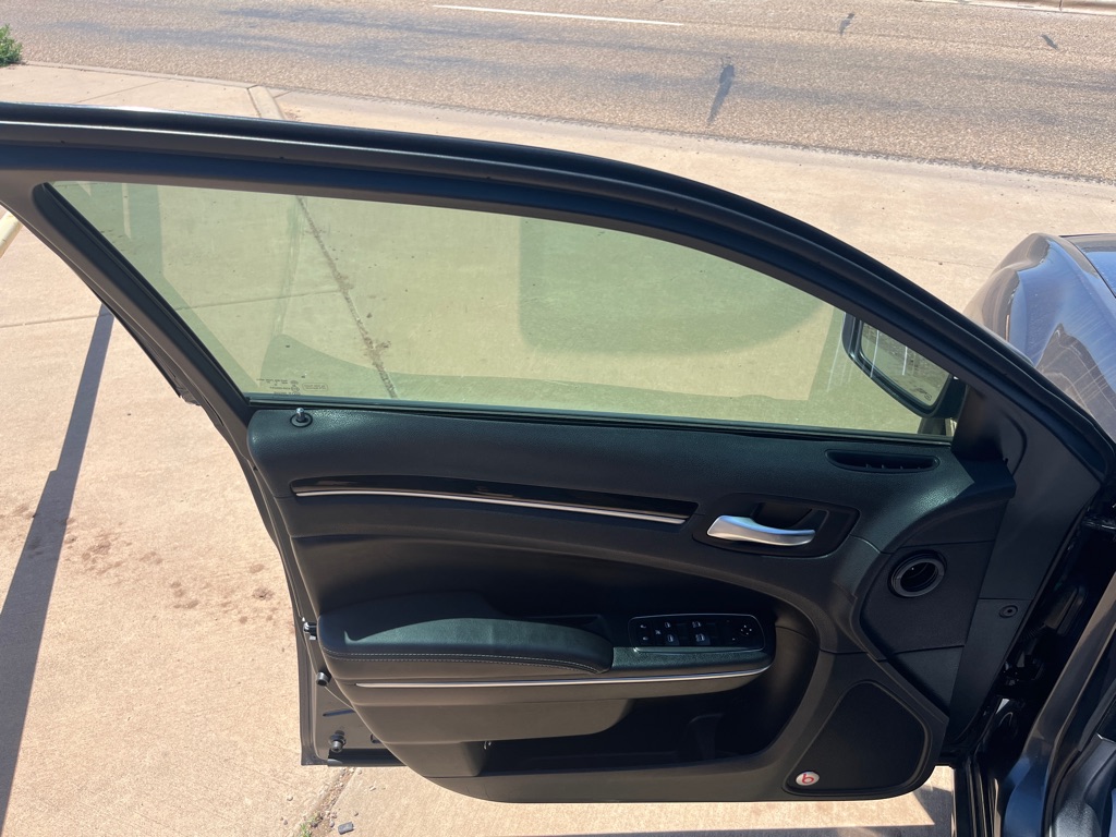 Photo 5 of this CHRYSLER 300