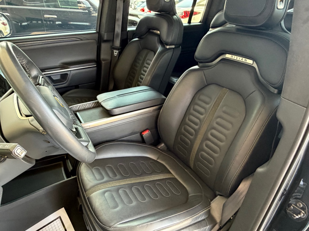 Photo 6 of this RIVIAN R1S