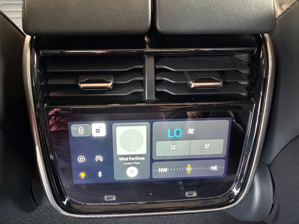 Photo 24 of this RIVIAN R1S