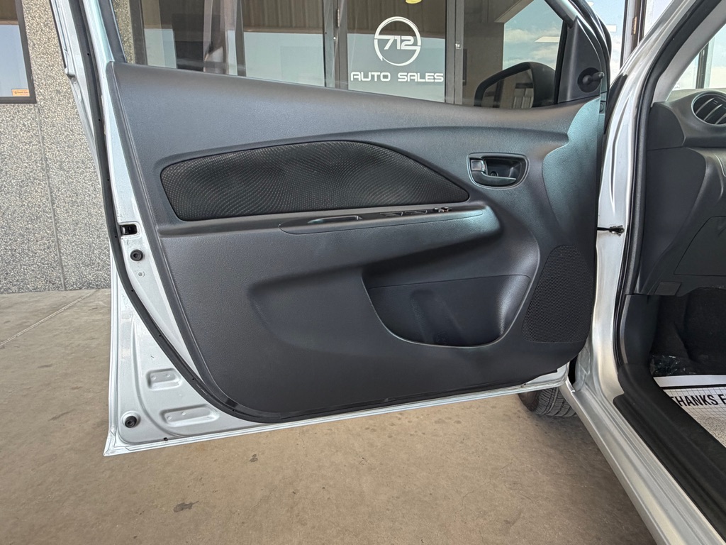 Photo 12 of this TOYOTA YARIS