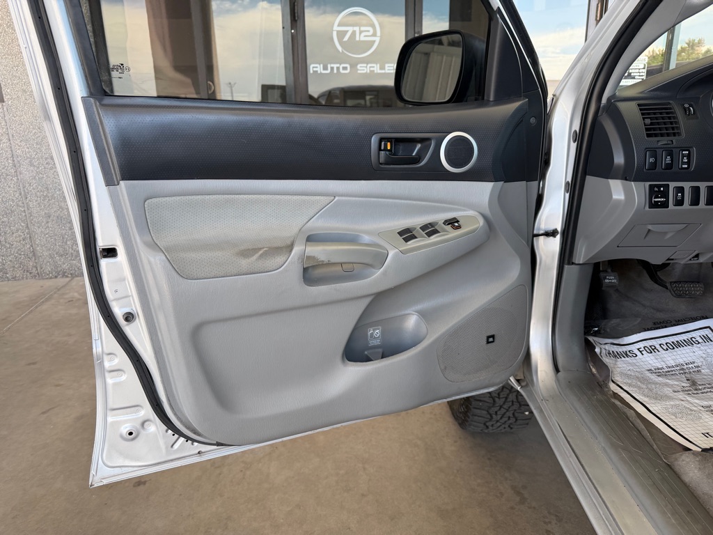 Photo 18 of this TOYOTA TACOMA