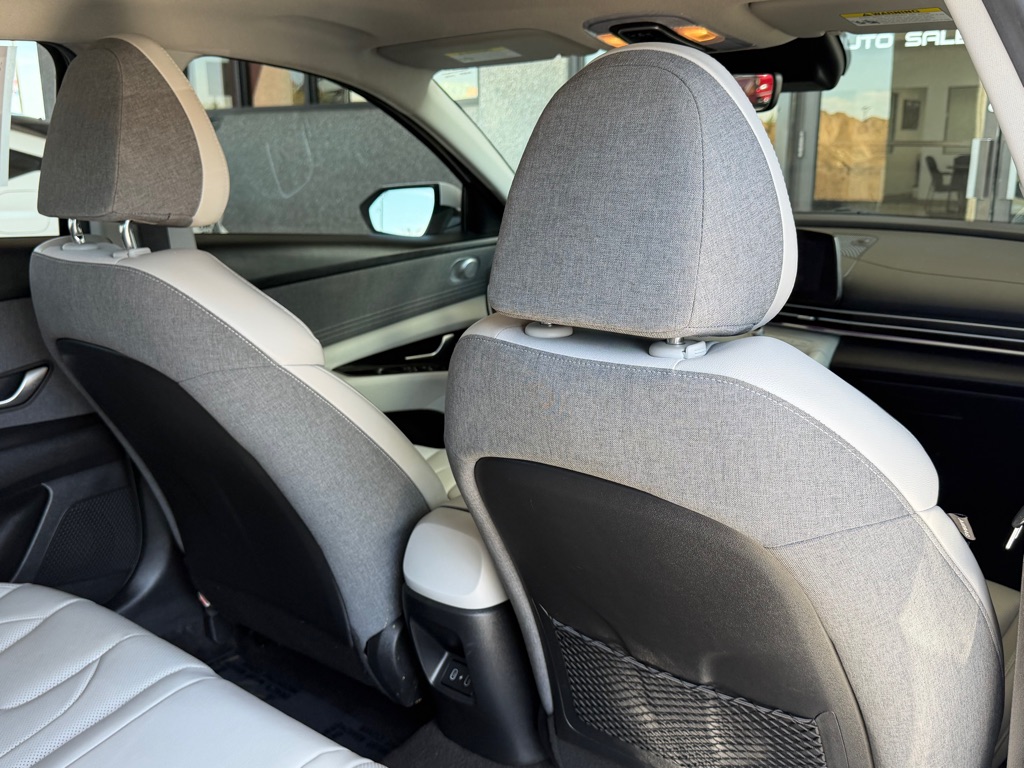 Photo 31 of this HYUNDAI ELANTRA