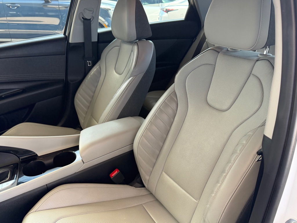 Photo 6 of this HYUNDAI ELANTRA