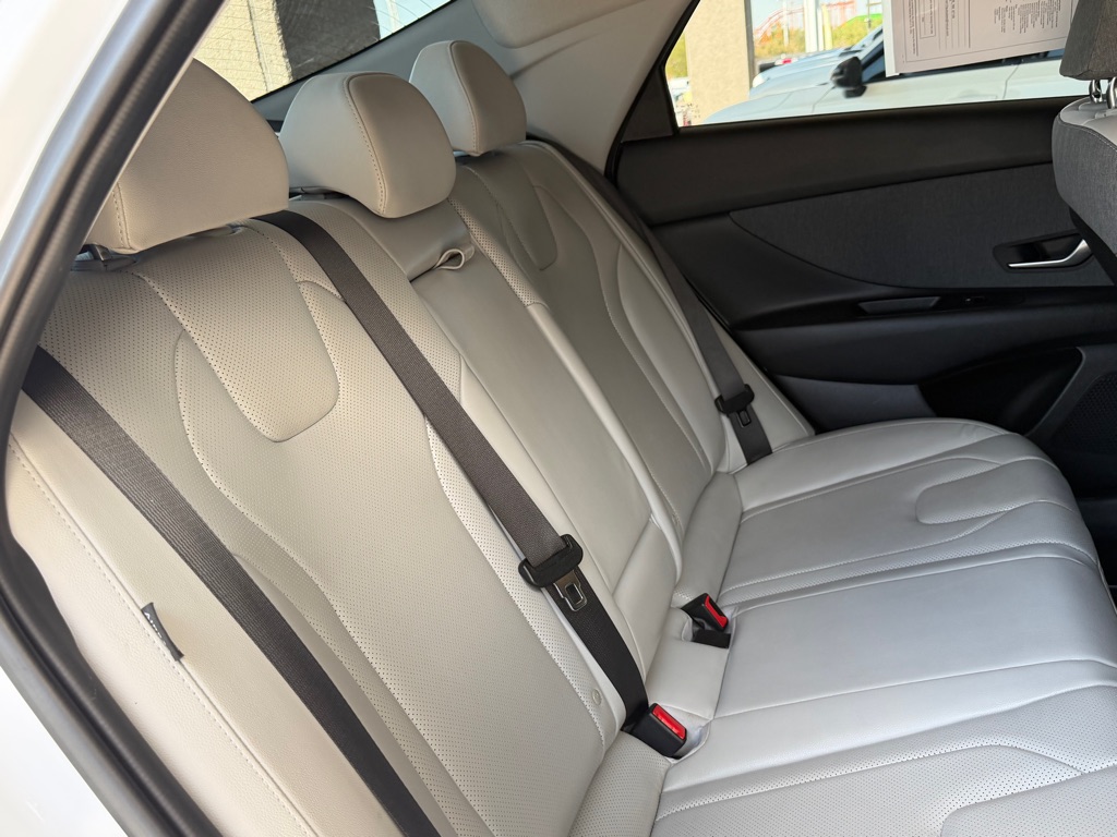 Photo 30 of this HYUNDAI ELANTRA