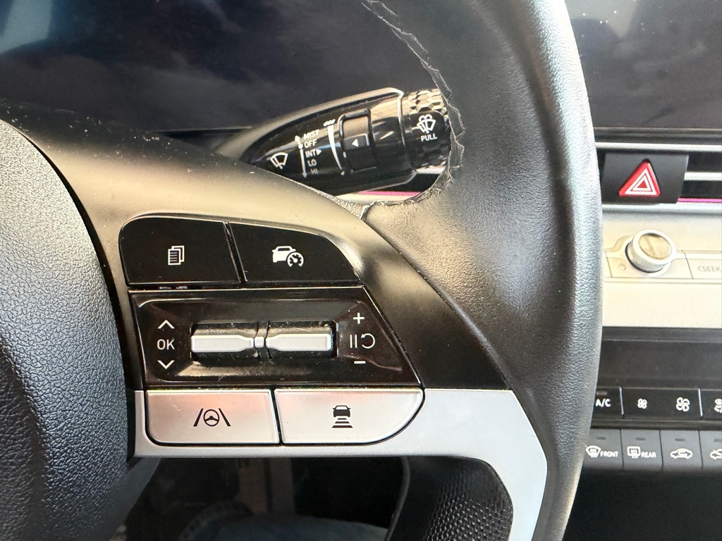 Photo 9 of this HYUNDAI ELANTRA