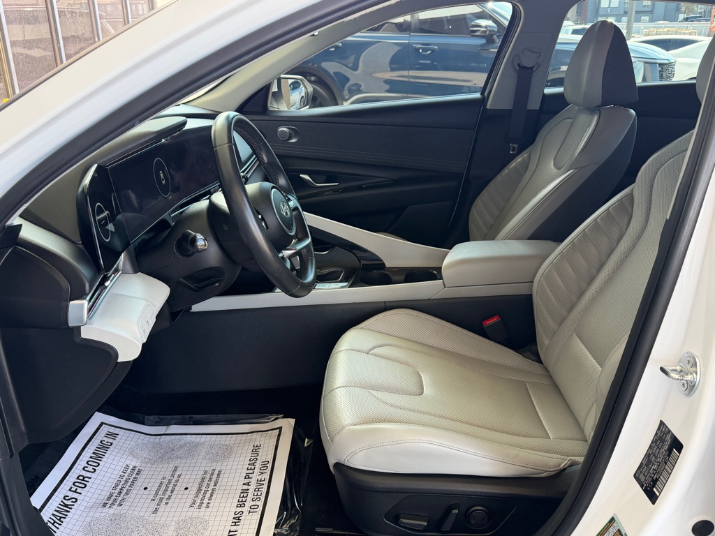 Photo 5 of this HYUNDAI ELANTRA