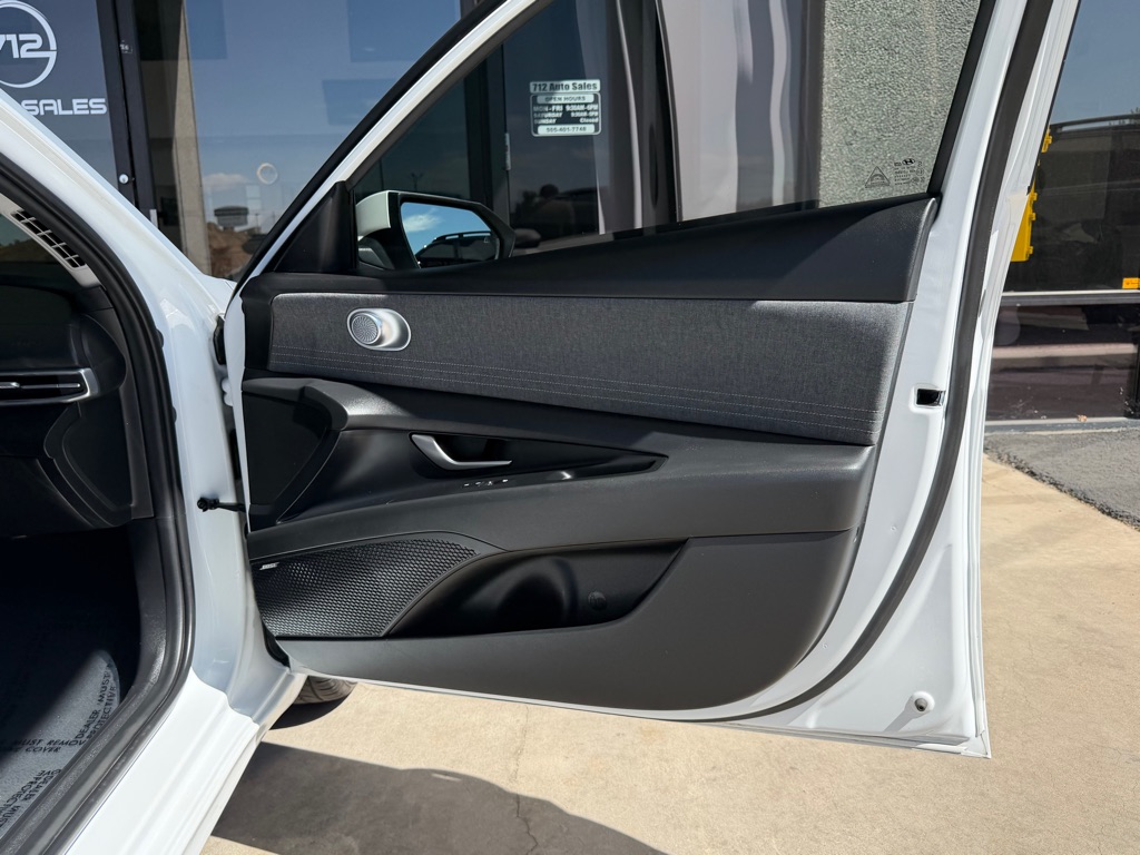 Photo 36 of this HYUNDAI ELANTRA