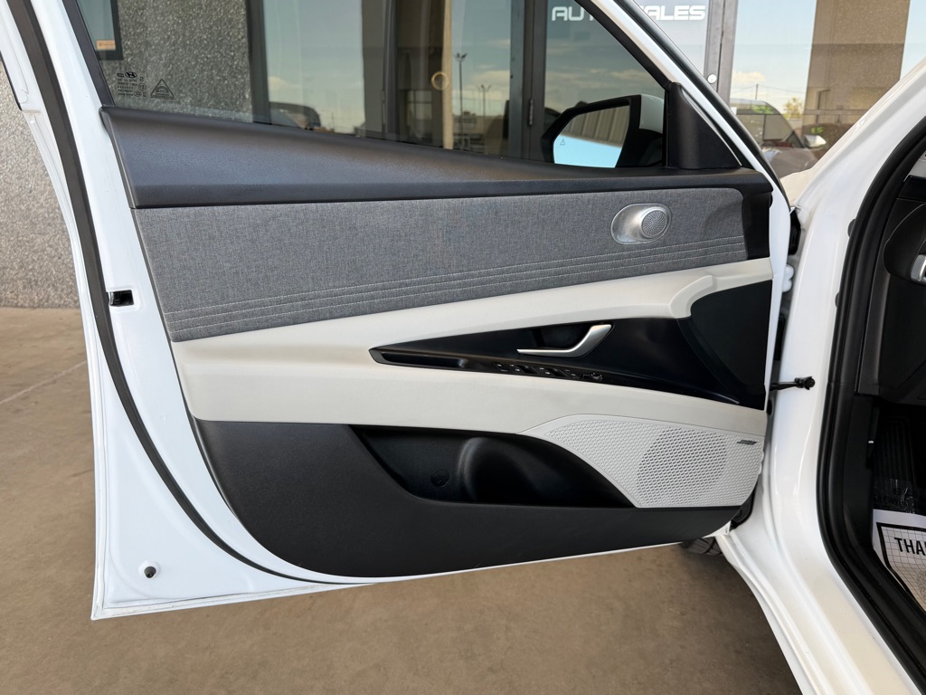 Photo 18 of this HYUNDAI ELANTRA
