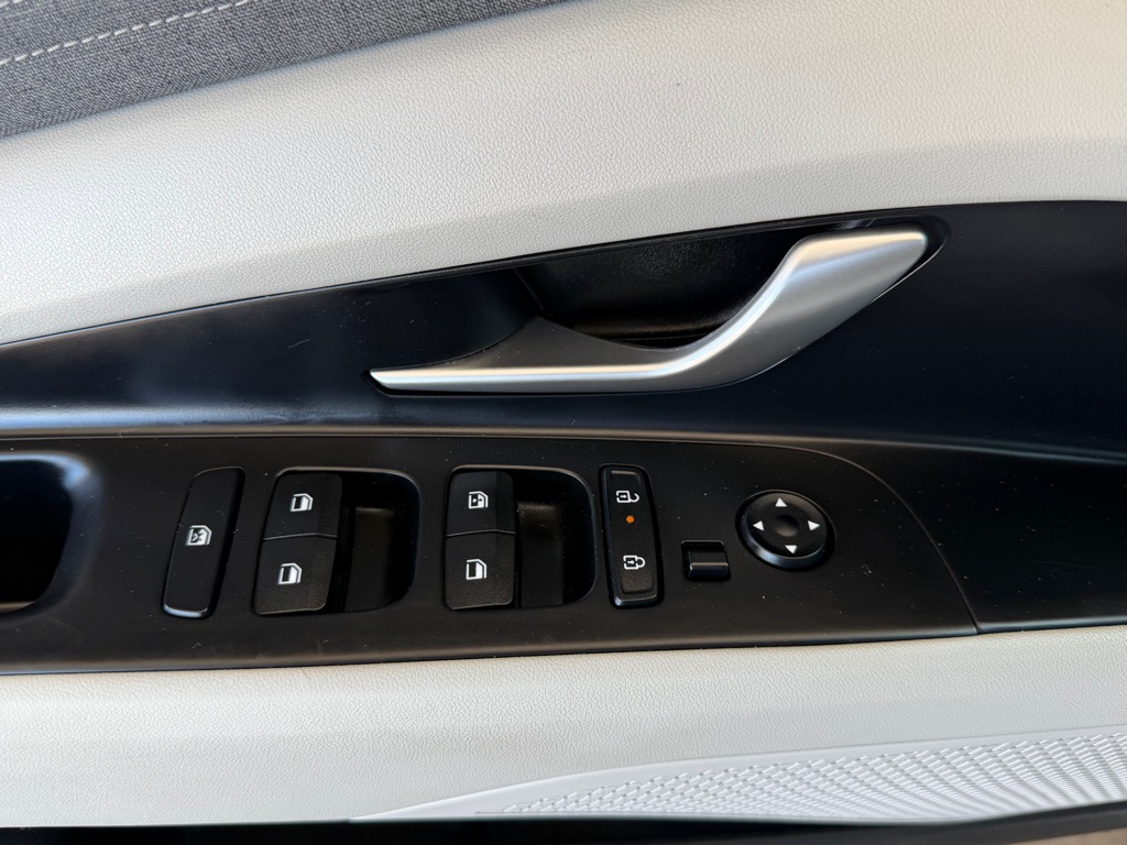 Photo 19 of this HYUNDAI ELANTRA