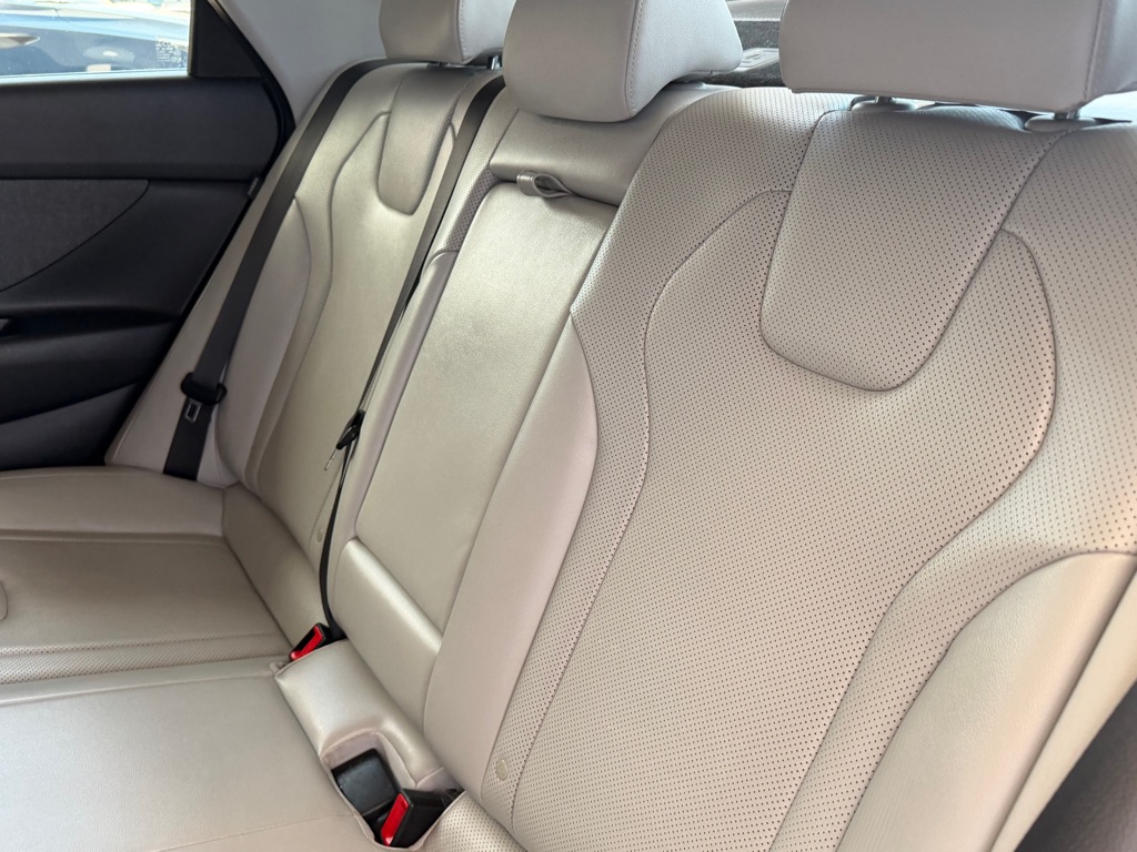 Photo 21 of this HYUNDAI ELANTRA